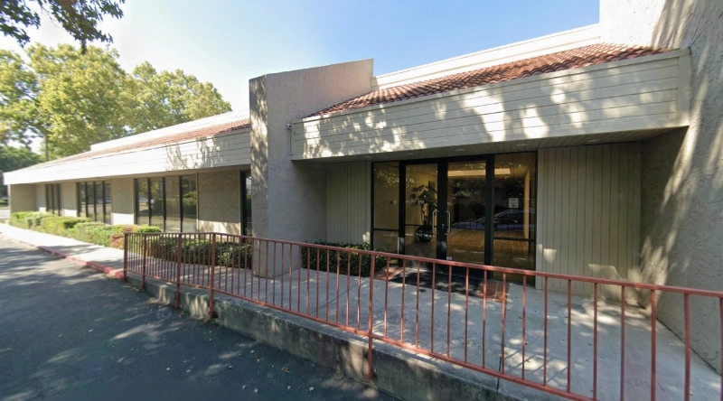 Exterior view Vein Treatment Clinic a modern medical office building under a clear blue sky.