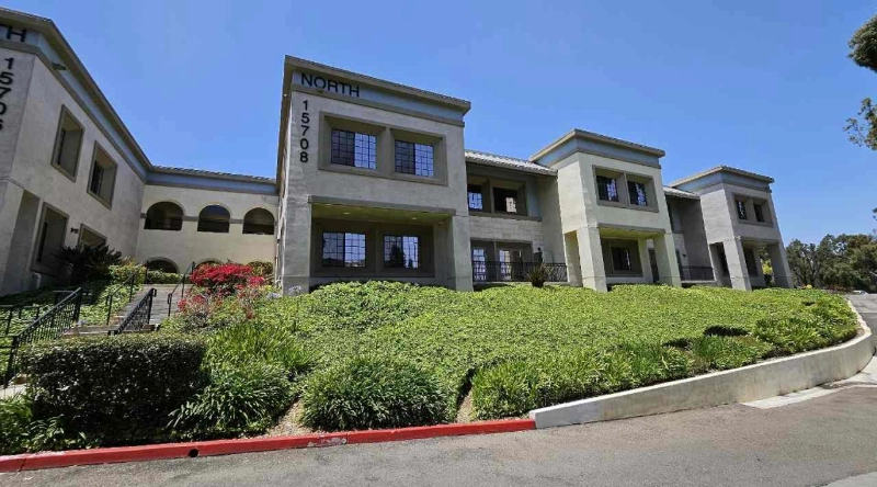 Exterior view Vein Treatment Clinic a modern medical office building under a clear blue sky.