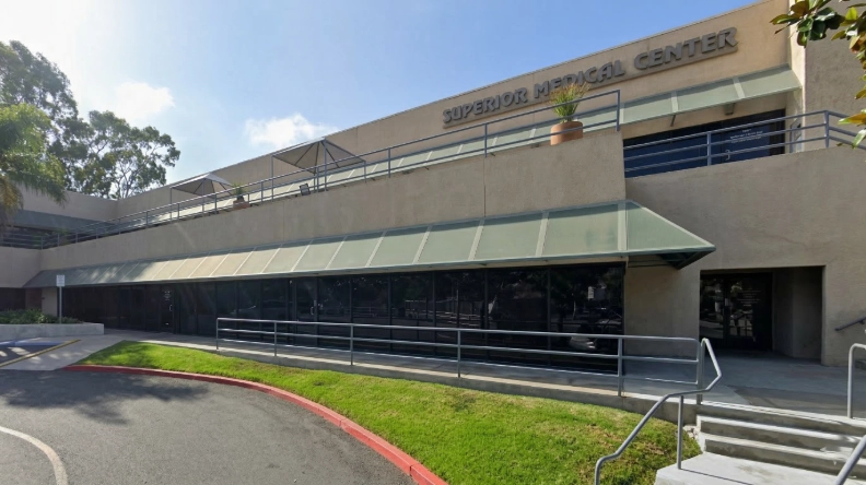 Exterior view Vein Treatment Clinic a modern medical office building under a clear blue sky.