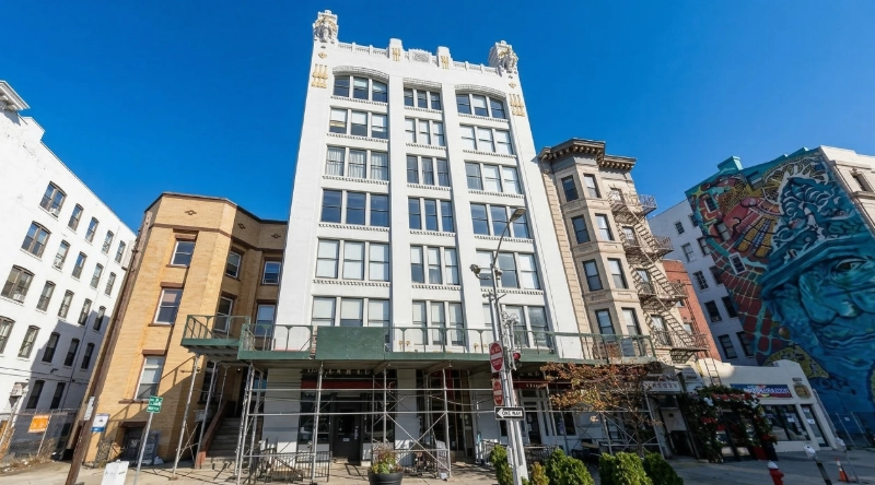 Exterior view Vein Treatment Clinic a modern medical office building under a clear blue sky.