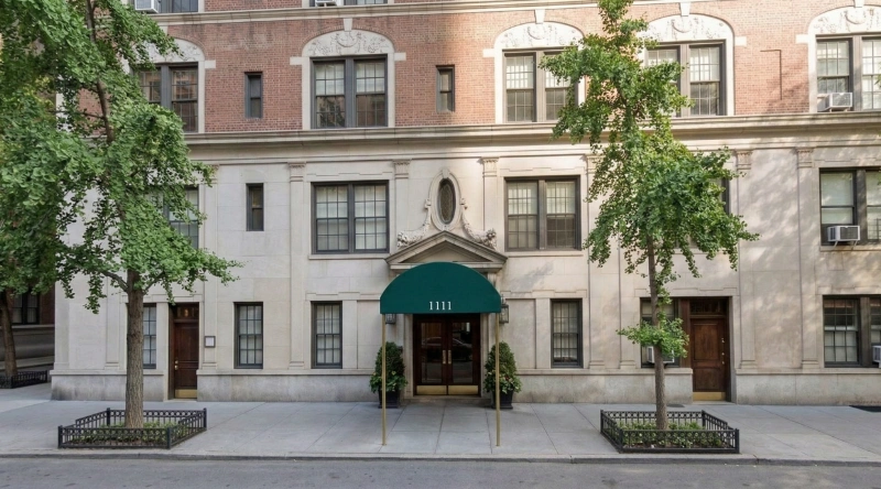 Exterior view Vein Treatment Clinic a modern medical office building under a clear blue sky.
